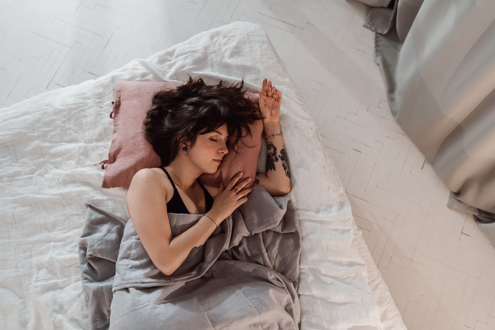 BLACK: Personalizowana lniana kołdra obciążeniowa z pestkami wiśni