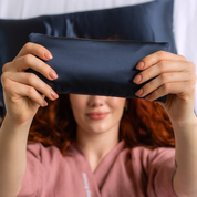 Jedwabna poduszka na oczy Plantule granatowa