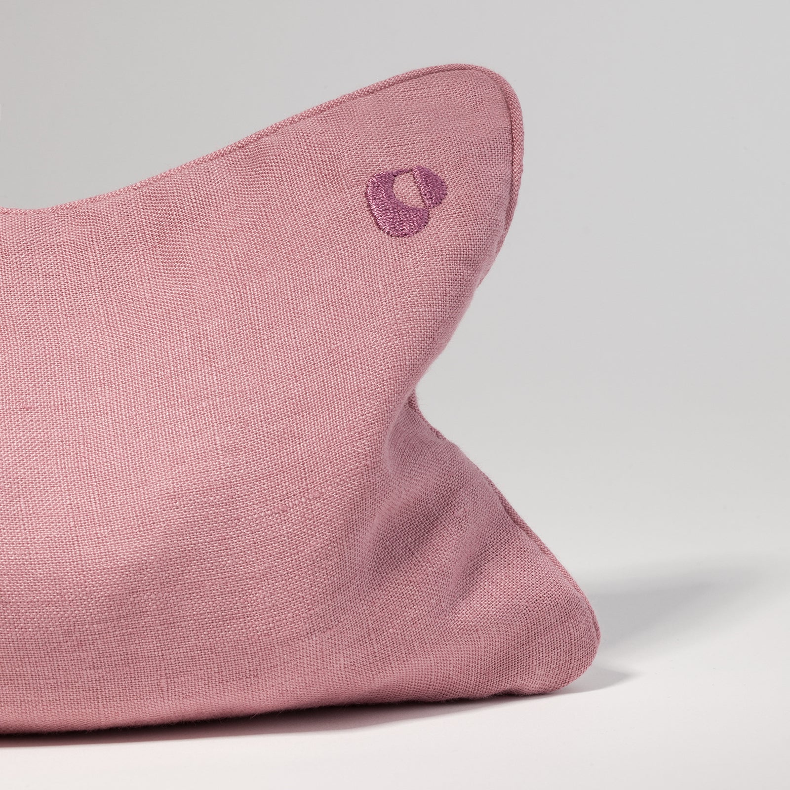 Zbliżenie na lniany termofor z pestek wiśni w kolorze różowym