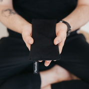 Czarna poduszeczka na oczy lub pod nadgarstek