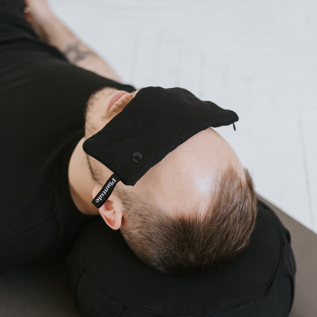 Poduszka na oczy z siemieniem lnianym czarna